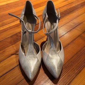 NIB cream leather high heel pumps